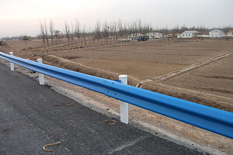 山區公路波形護欄 重慶新渝湘交通設施的噴塑護欄解決方案