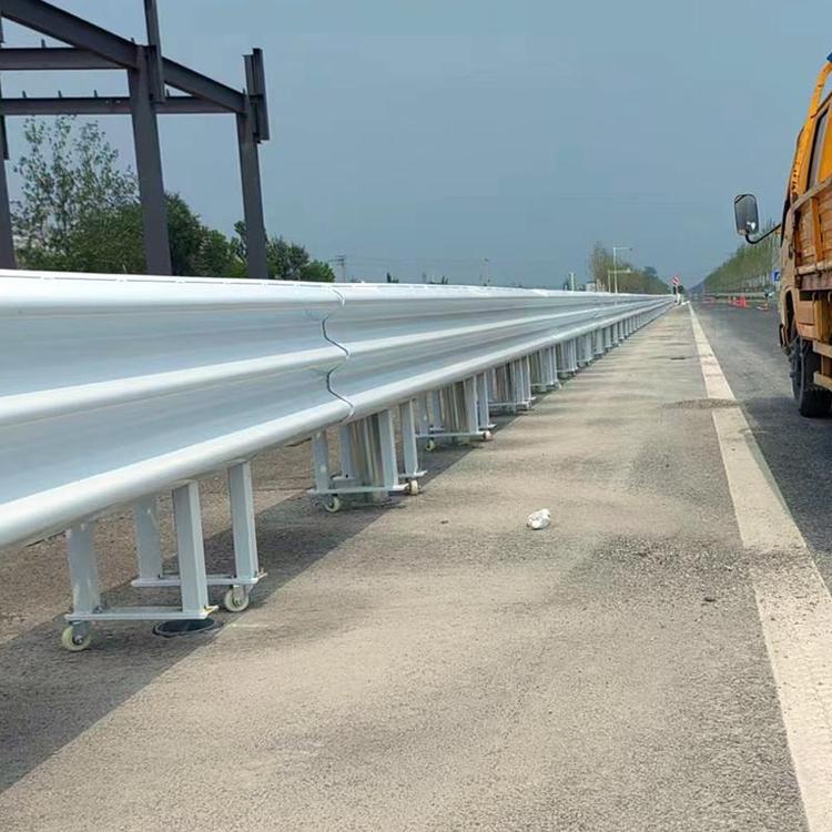 SB級高速公路活動護欄 防撞開口護欄組合型波形板活動護欄生產廠家的專業選擇