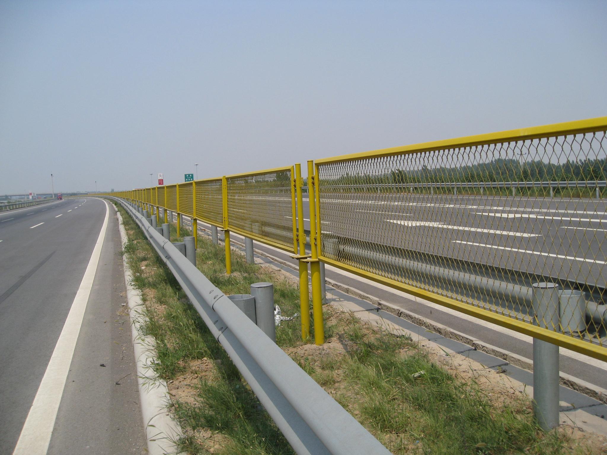 防護與保障 解析DH212型高速公路護欄網的優勢與應用